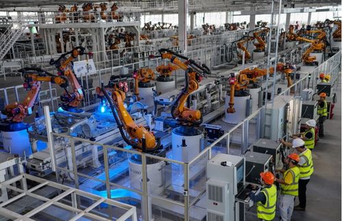 恒大最?；鼗鹆?2545個‘鋼鐵俠’震撼造車生產